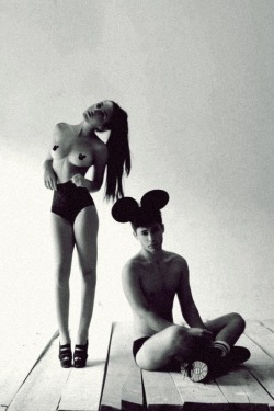 midgefingers:  i love this pic that chick makes micky mouse sexylisous! 