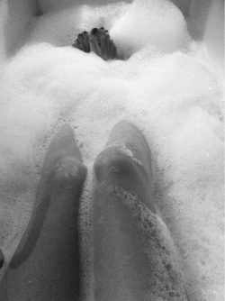 myloveinblackandwhite:  Hot bath…