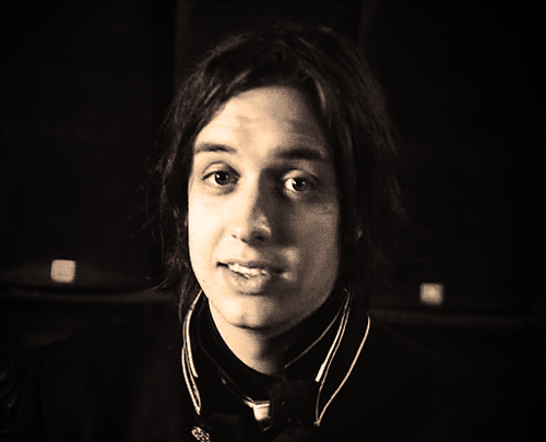 strokes-at-your-door:nikolaibrokethezooooom:angeestroker:Julian Casablancas’ Smilesdoes he know he’s