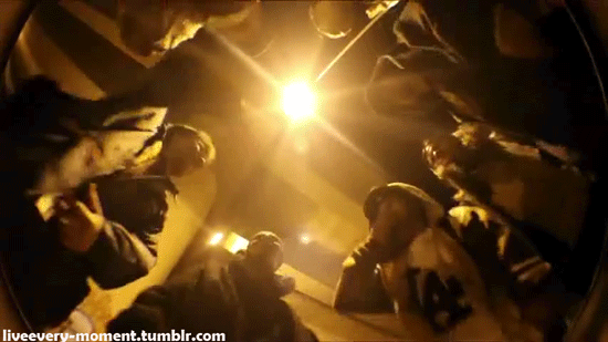liveevery-moment:  (Liricistas) -ojos cerrao’ manos se mueven la gente grita…♫