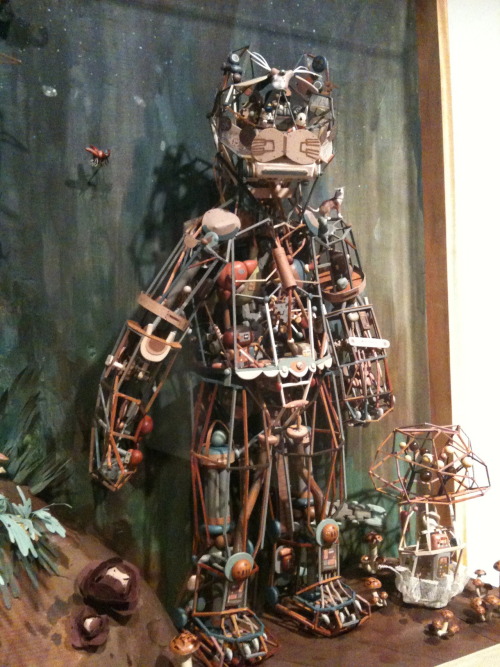 The internet loves cats. Or maybe cats love the internet. Either way, this robot cat sculpture by Se