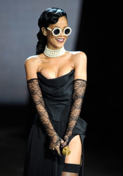 theclassyissue:  Rihanna performs during