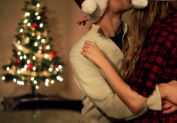 xlovebeautyfashion:  kisses & christmas