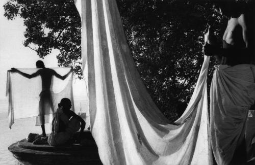 Marc Riboud, India. Uttar Pradesh. Bénarès. 1956. After bathing in the Ganges