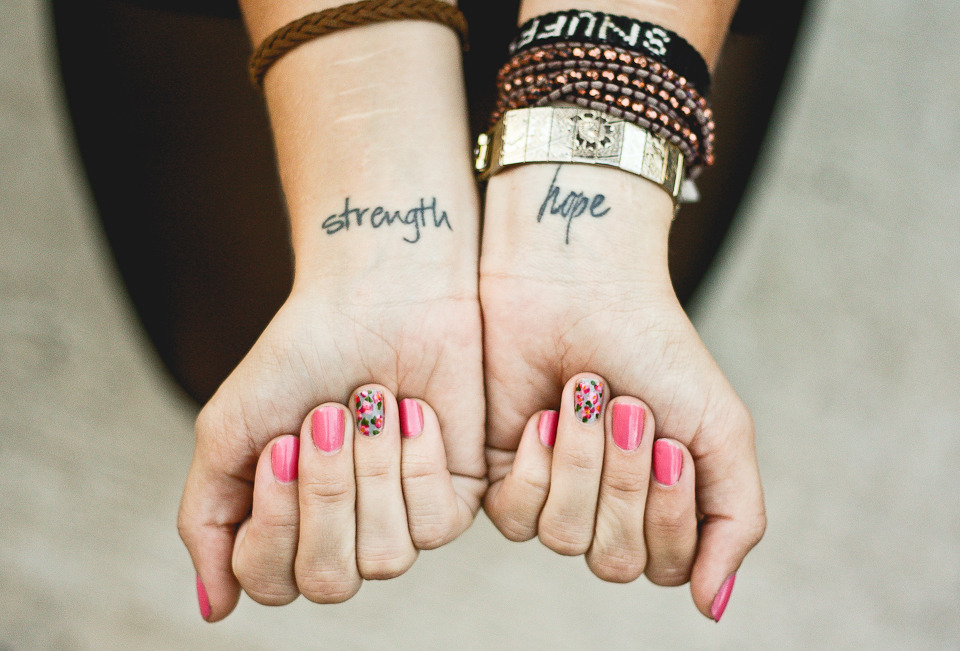 fuckyeahtattoos:  ‘Hope’ is in my Mom’s handwriting and ‘strength’ is in