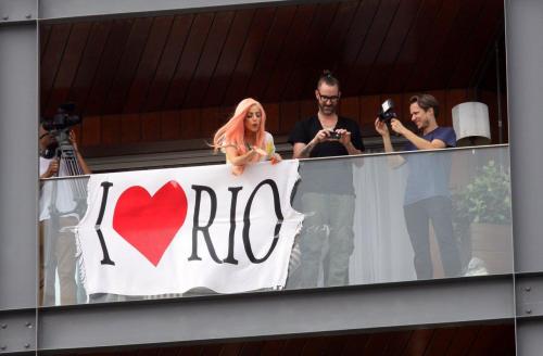 gagasdoublechin:  it-is-magical:  Filming? Hum..DVD it must be part of some DVD/Film or DVD/Documentary or something. I do media etc & that means more than just a little bit of fun filming. This is awesome!  OMG THATS NOT JUST AWESOME THATS MY ACTUAL
