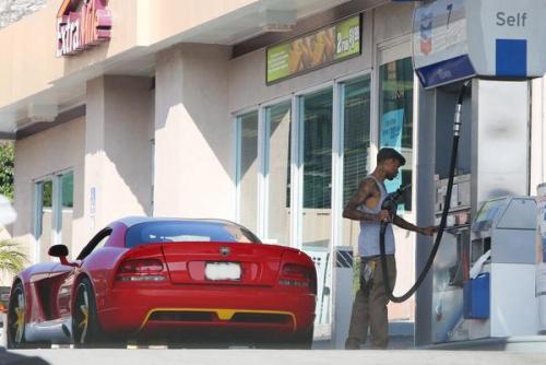 cjmadeuwetdabed:miraclethatgirllove:chrianna:Chris spotted today at gas stationPat’s a big dude!feed