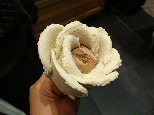 artandcookies:  johndoomedbutlovingitegbert:  martinekenblog:  Ice Cream Roses  ALL REGULAR ICE CREA