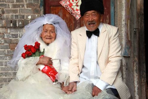 stinker:  MARRIED couple : finally pose for their wedding photos - 88 YEARS later.  Wu Conghan, 101, and his wife Wu Sognshi, 103, married in 1924 and have been together for almost nine decades. Cameras were almost unknown in China when they got married,