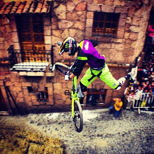 avueltaderueda: Jump and go!!! #mountainbike