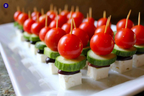 bridenationmagazine:Take a look at these creative ideas on how get rid of the boring buffet line, 