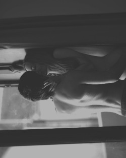 kissingeverysinglenight:  black & white,