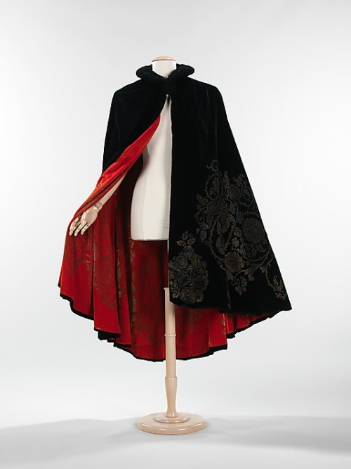 lainhidden: omgthatdress: Cape Maria Gallenga, 1925 The Metropolitan Museum of Art I have a cape. It