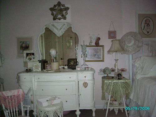 nicoledollanganger: shabby chic bedroom by skblanks on Flickr.