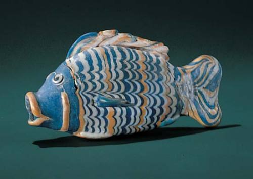 nile-flood:子供達を吸い込んで外敵から守る良い魚　のケースegyptomaniac:Glass bottle in the form of a fish, Dynasty 18, from 