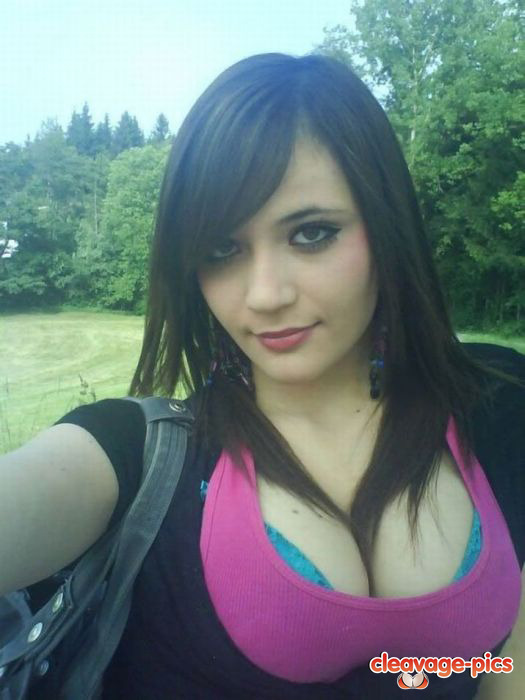 cleavagepics:  Hot ass cleavage pics 