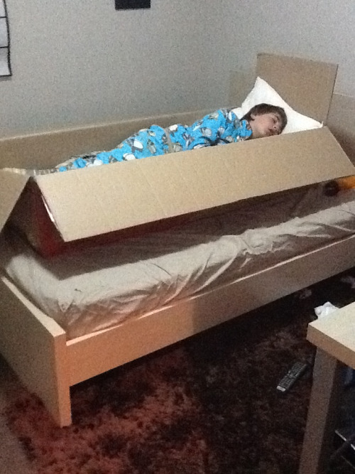 fake-mermaid:  fake-mermaid:  hotboyproblems:  I just walked into my brothers room, I’m so done  HAH