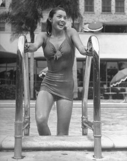 youaintpunk:  Esther Williams, the famed synchronized swimmer (seen here in 1943), got her start in movies when MGM wanted a female sports star to rival Fox’s figure skater, Sonja Henie. 
