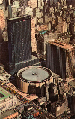 scanzen:Madison Square Garden. The Gray Line postcard, c1980.