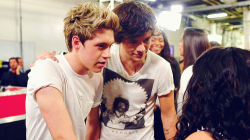 guydirectioners:  Niall and Harry closely listening to a story. lol 