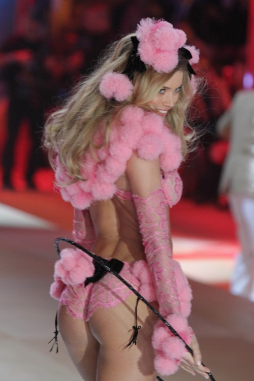 Doutzen Kroes - Victoria’s Secret Fashion Show New York. ♥  Fluffy pink hotness. ♥   That booty needs spankings missy! ♥