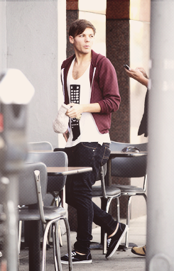 lalllalalaaaaaaaaaa-deactivated:  Louis Tomlinson has breakfast at Griddle cafe in West Hollywood (11.09) 