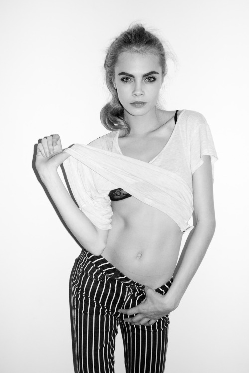 justdontlookaway:a-c—e:terrysdiary:Cara Delevingne at my studio #6Black and white fashion blog