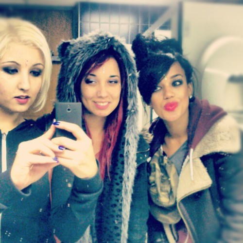 elephantsonparade:  ellexxx:  Some of my best girls :) #girls #friends #cute #mixed #race #mirror #self #smile #shindig with @louisa_crystal <3  Awww :) Love these girlies, forgot we took this picture haha.   So rare for us to be in a pic all together
