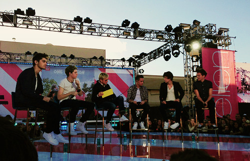 1d-theliferuiners:  extraordin-harreh:  The boys finally with Ellen. x does anyone have a link with when they were on ellen?  it’s coming out this coming Thursday. The only reason this is here is because a lot of us took pictures. (; 
