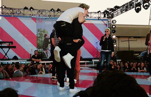1d-theliferuiners:  extraordin-harreh:  The boys finally with Ellen. x does anyone have a link with when they were on ellen?  it’s coming out this coming Thursday. The only reason this is here is because a lot of us took pictures. (; 
