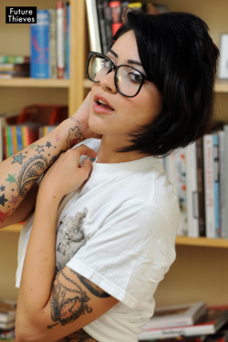 bibliophile-exhibitionism:  futurethieves:  Future Thieves x Ms. JohannieSeptember 2012  #Beautiful Bookworms