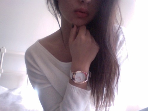 oh-teenheart:  goldmotherfucker:  its-the-glamour-that-kills:  my MBMJ watch  that hair.  that lips