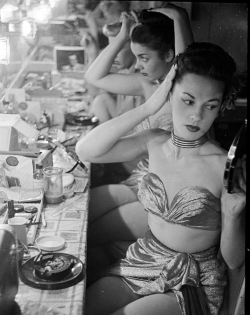 Stanley Kubrick     Showgirls at the Copacabana Club, New York City      1948