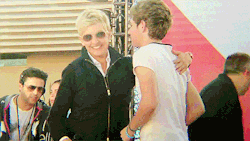 guydirectioners:  Ellen hugging Niall. 