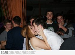 9gag:  Photobomb?  OLHA NOIS ALI NO FUNDO MARCIO