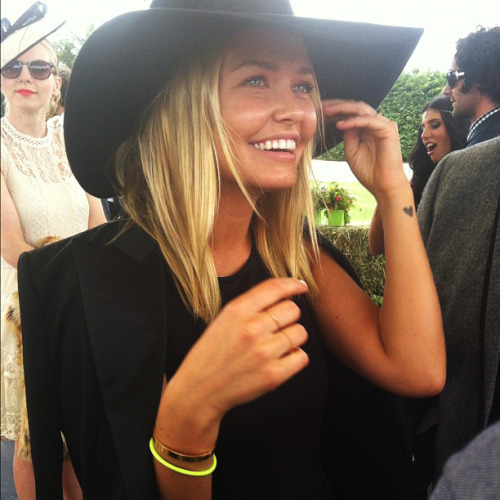 being-lara-bingle:  so bloody gorgeous 