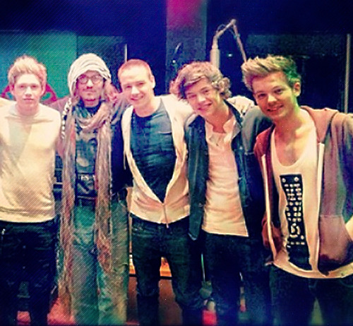 holaliam:  “Jonny Depp!! So surreal just chillin with such a hero!”  
