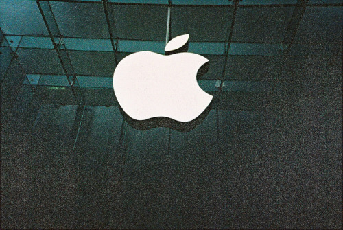 elegant-rage:  apple store. by (marcusp) on Flickr. 