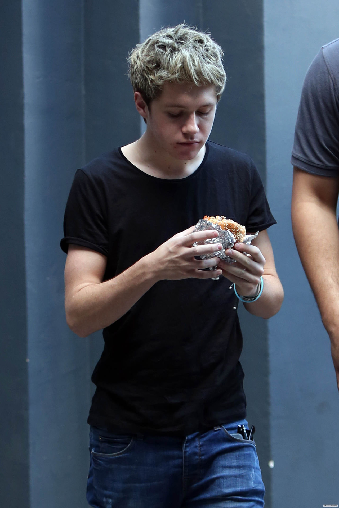 Niall eating a burger on Melrose Avenue in Los Angeles 10.11.2012 