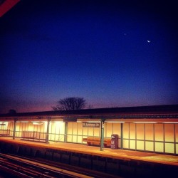 abstractknight:  Photographer’s dream pt. deux. #sunrise #morning #nyc #mta #subway