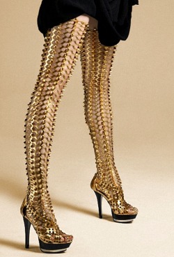 exercicedestyle:  she-loves-fashion: Gold Spike Leggings by Itaysha Jordan 