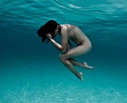 inthedeepblue:  Luzia in the deep blue Copyright:Robert