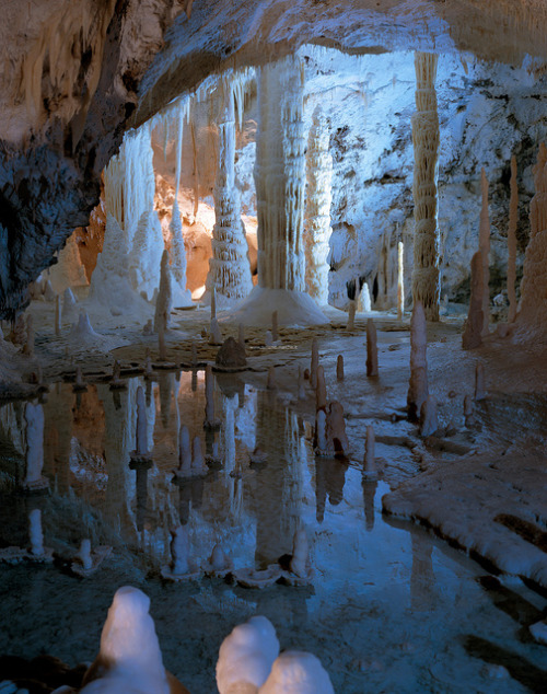 Beautiful formations inside Grotte di Frasassi, Marche, Italy (by Turismo.Marche).