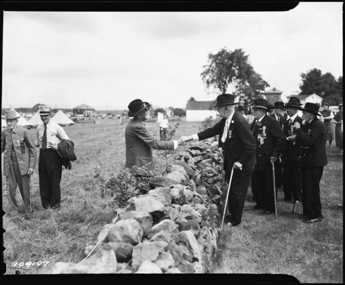 peerintothepast:thecivilwarparlor:Union and Confederate Veterans Shaking Hands Across the Stone Wall