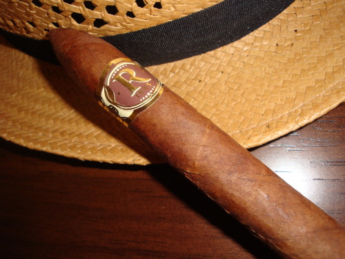 Vegas Robaina Puro 1845 &amp; my favorite hat for a day at the beach&hellip; Source: (Zacapatista 20