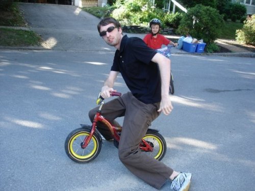 miketooch:breezepelt:hussie working it“Hey mister, can my little brother have his bike bac-&ld