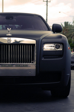 fuckyeahthebetterlife:  Matte Black Rolls-Royce