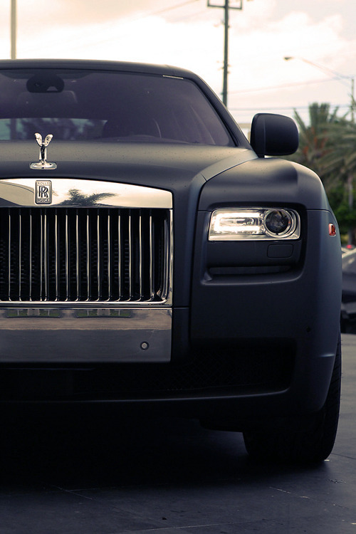 fuckyeahthebetterlife:  Matte Black Rolls-Royce Ghost 