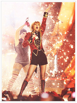 poemsingreenink:Taylor Swift @ EMAs 2012 (11.11)I wasn’t aware that Taylor Swift was part of the due