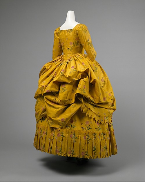 whenasinsilks: Robe a la polonaise, silk, 1780-5, American.